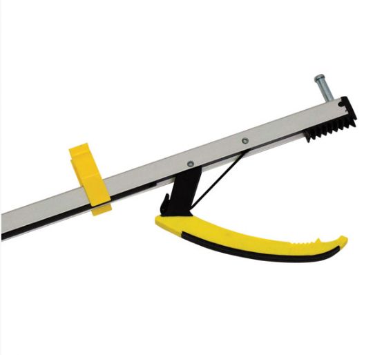 GripCert Lightweight Aluminum Reacher - serrated jaws with magnets in the tips.