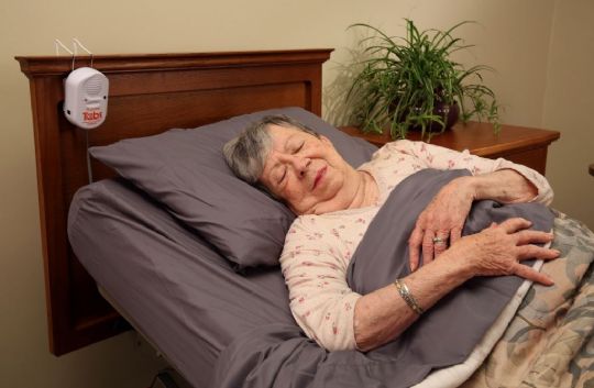 Alarm can be programmed to sound at the patient's bedside or the nurse's call station. 